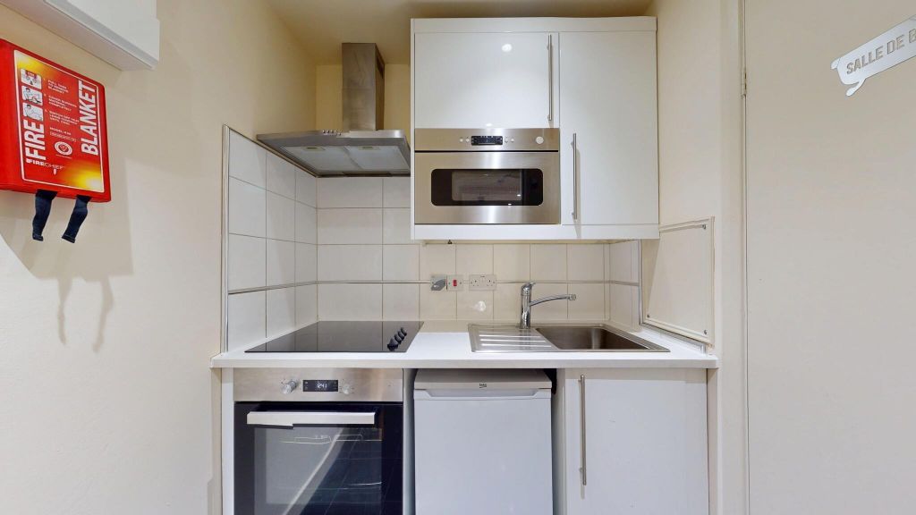 Property photo 2 of 8 Kitchen