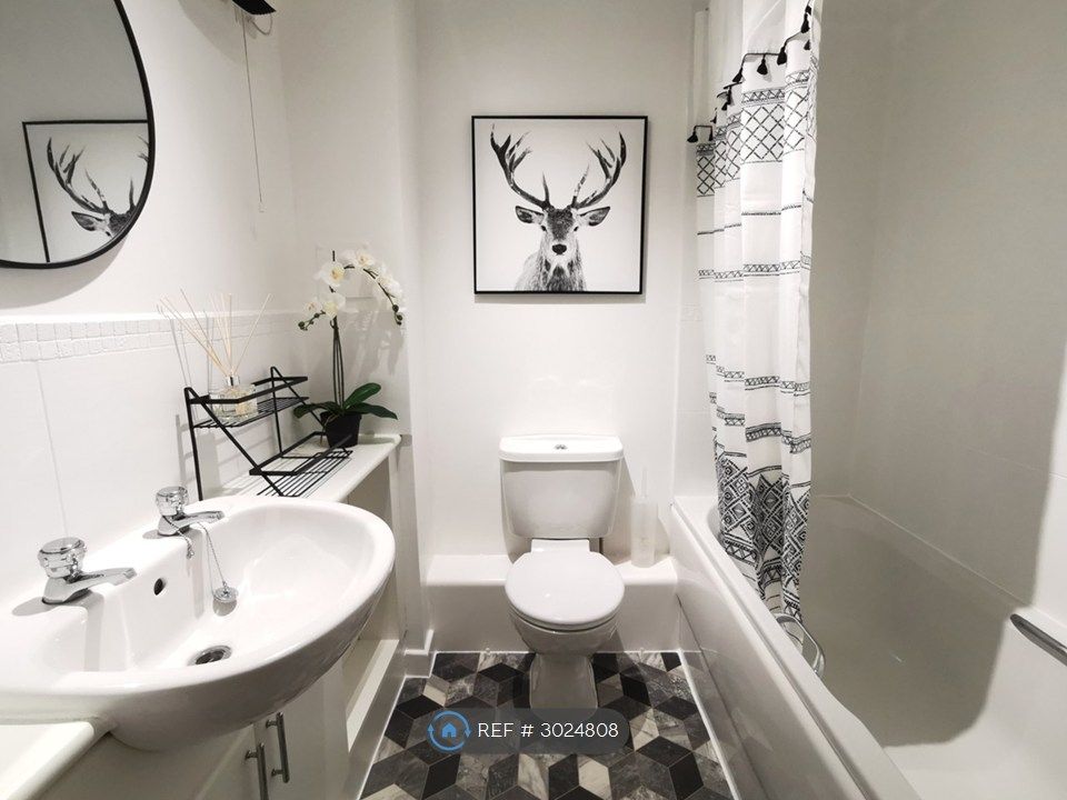 Property photo 3 of 8 Bathroom