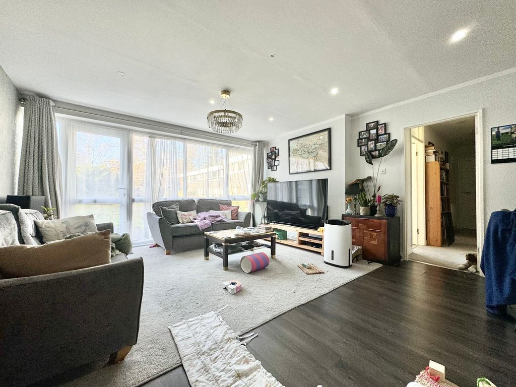 Property photo 3 of 16 Image00029