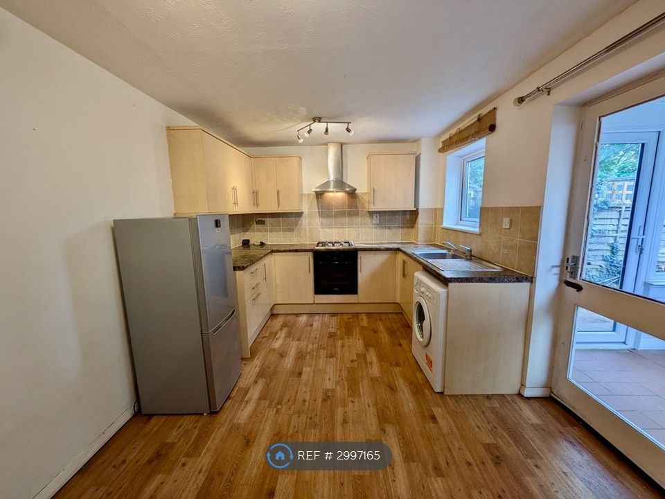 Property photo 2 of 9 Kitchen