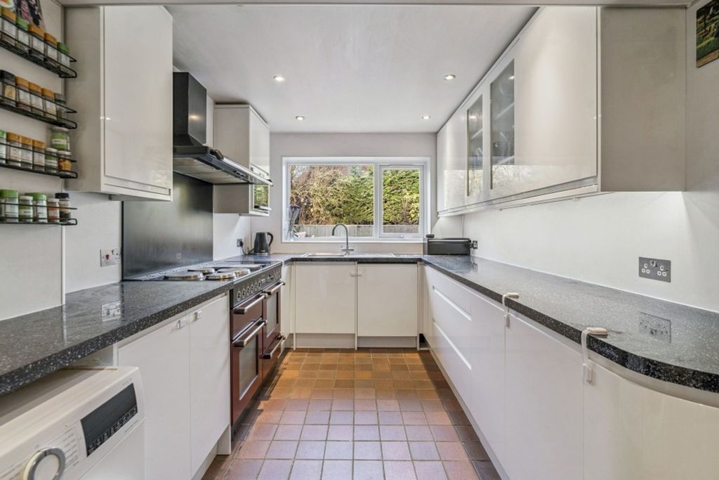 Property photo 2 of 25