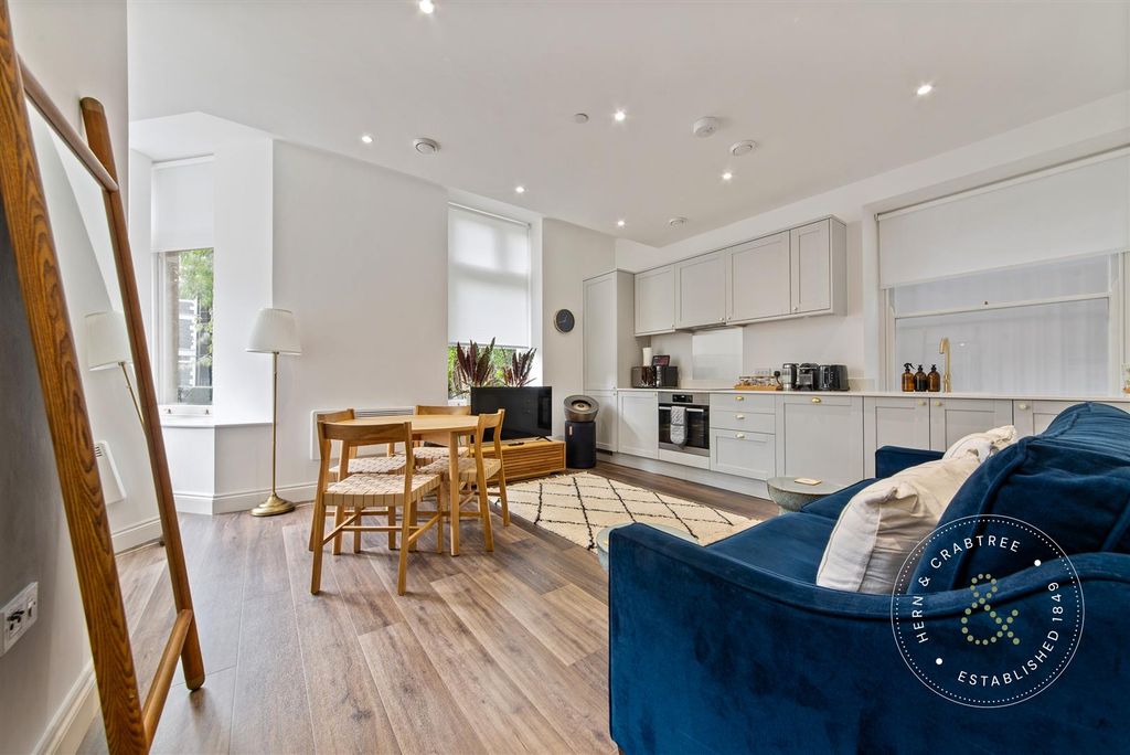 Property photo 2 of 25 Sophia-Mews-08.Jpg