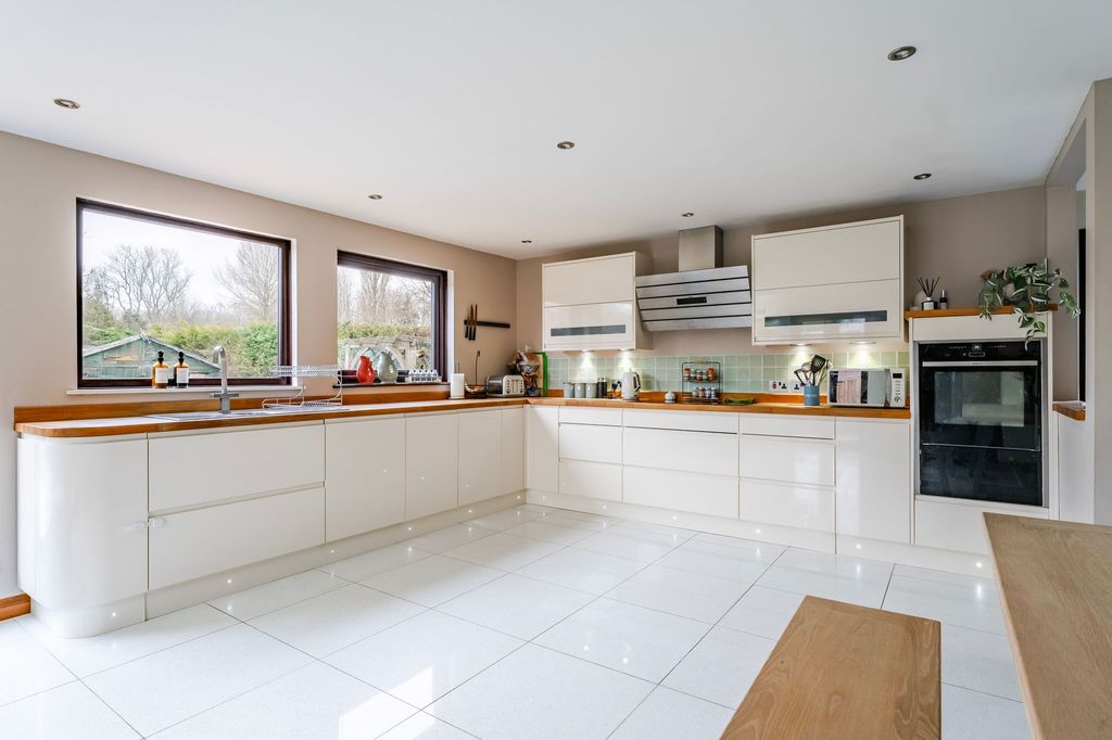 Property photo 2 of 30