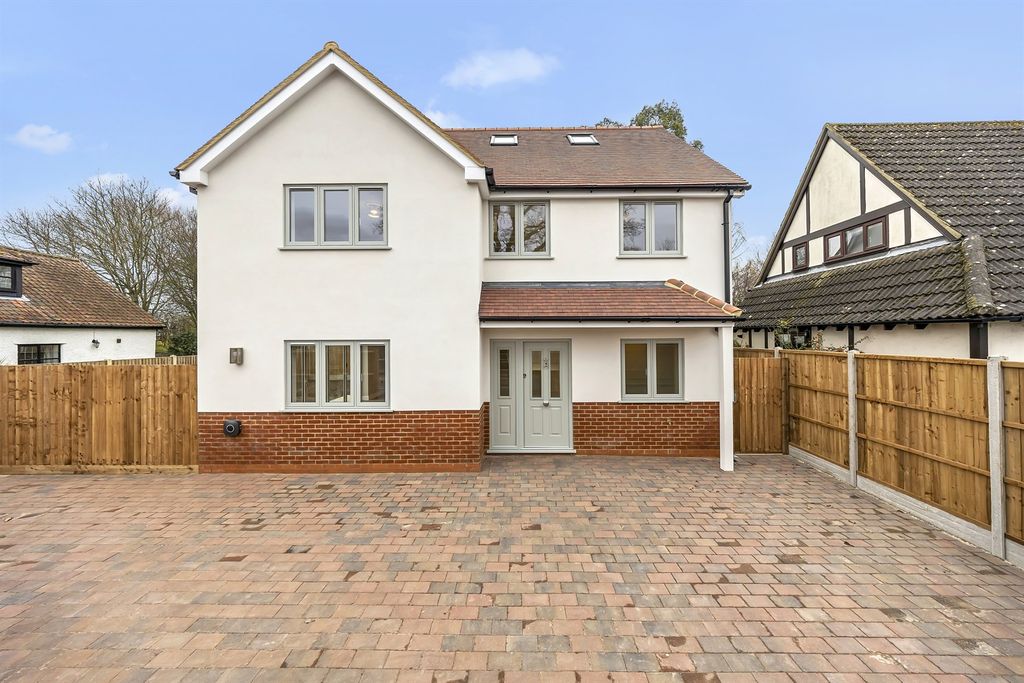 Property photo 1 of 28 High Road North Weald