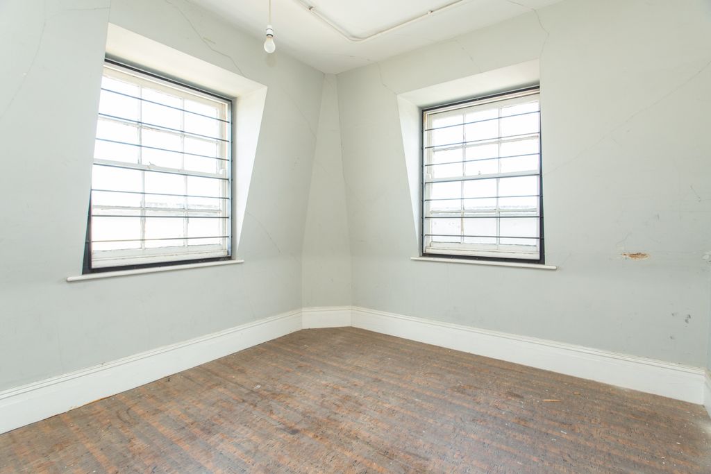 Property photo 3 of 14 General 5E2A4400