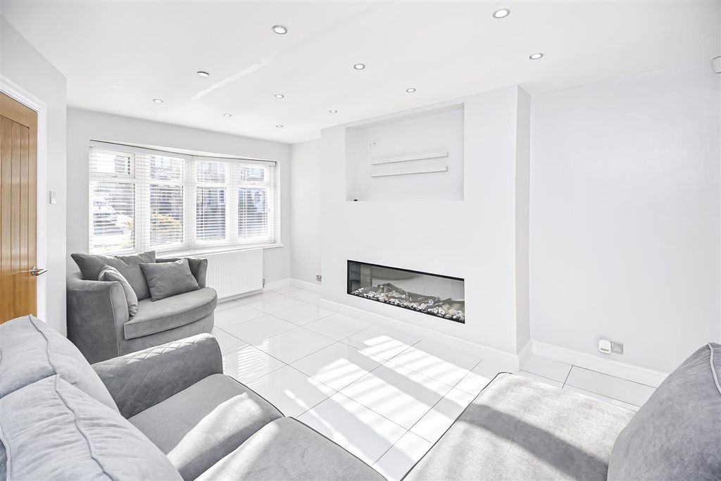 Property photo 3 of 32 6 Garston Close Lounge (1).Jpg