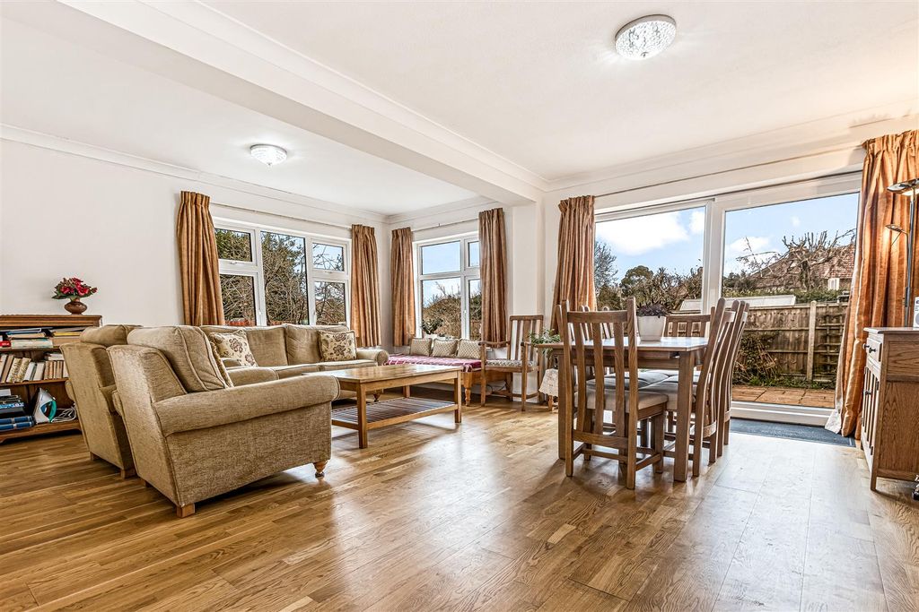 Property photo 2 of 39 Lounge / Diner