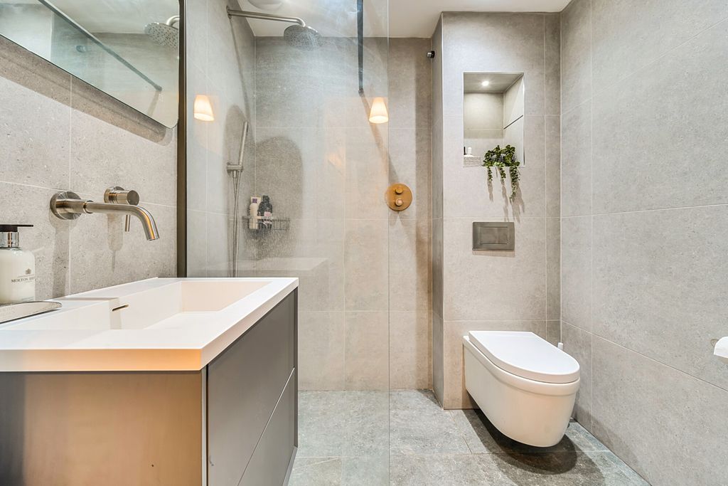 Property photo 3 of 18 Bathroom