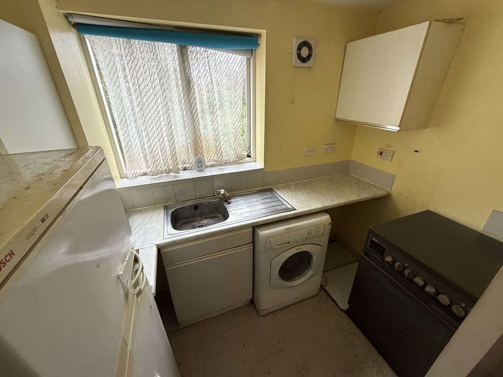 Property photo 3 of 7 Fitted Kitchen