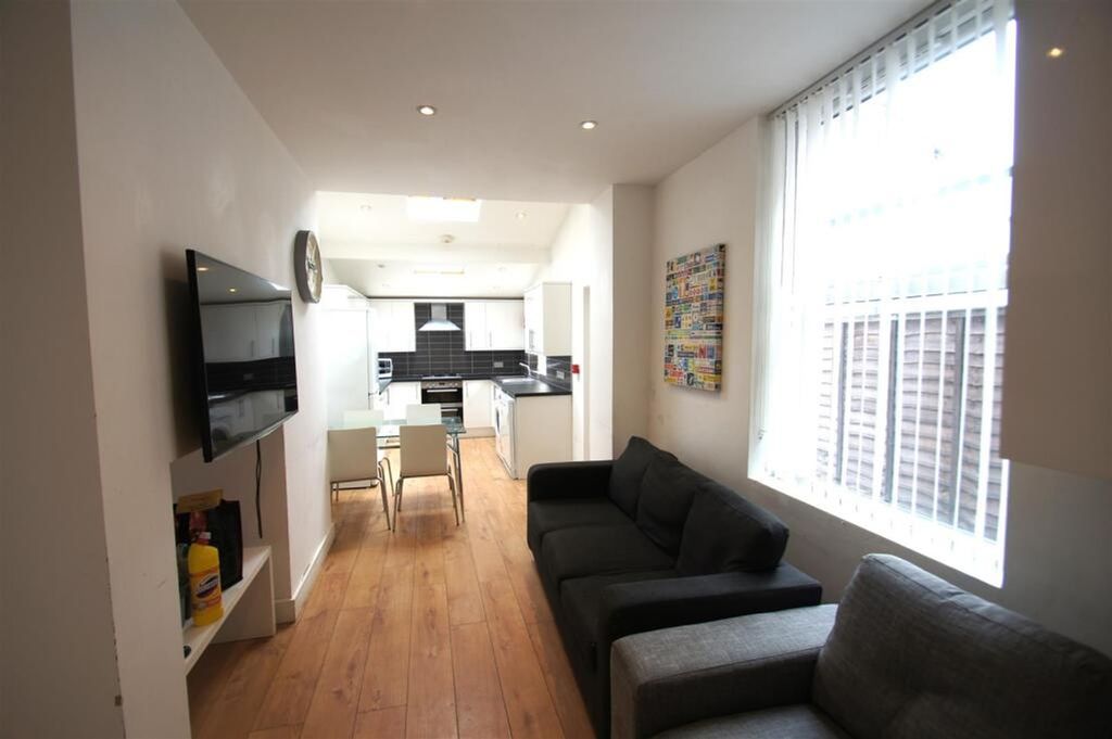 Property photo 1 of 12 A Stylish Living Room Featuring Contemporary Furni...