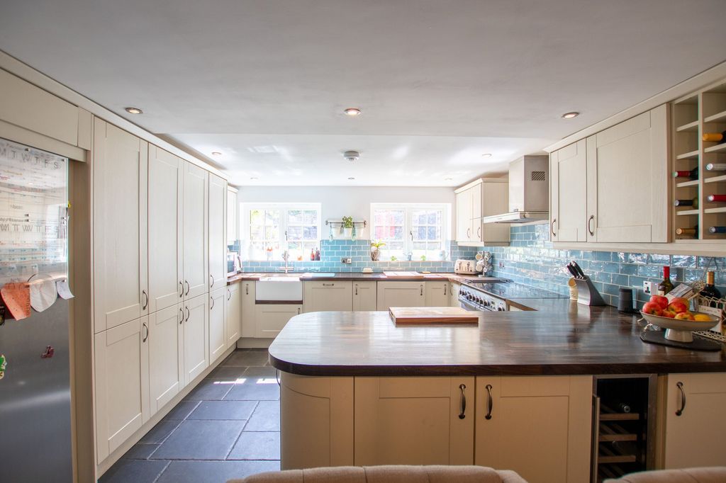 Property photo 2 of 20