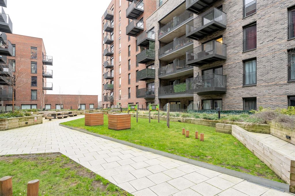 Property photo 1 of 29 Ron Leighton Way, E6