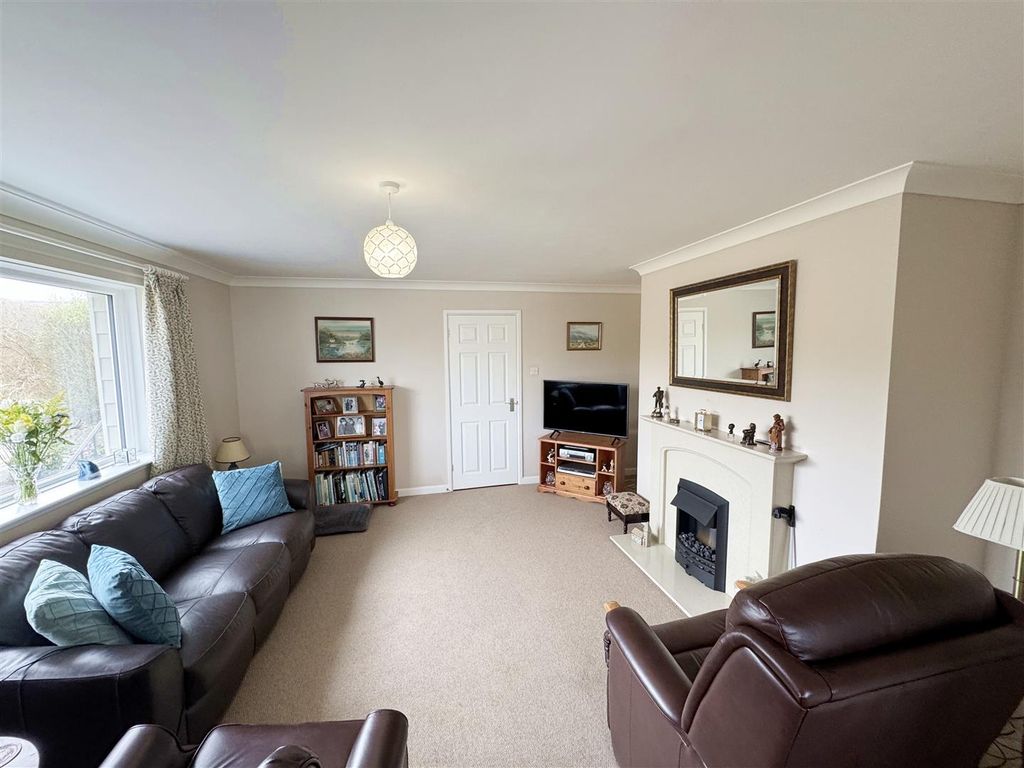 Property photo 3 of 11 Living Room