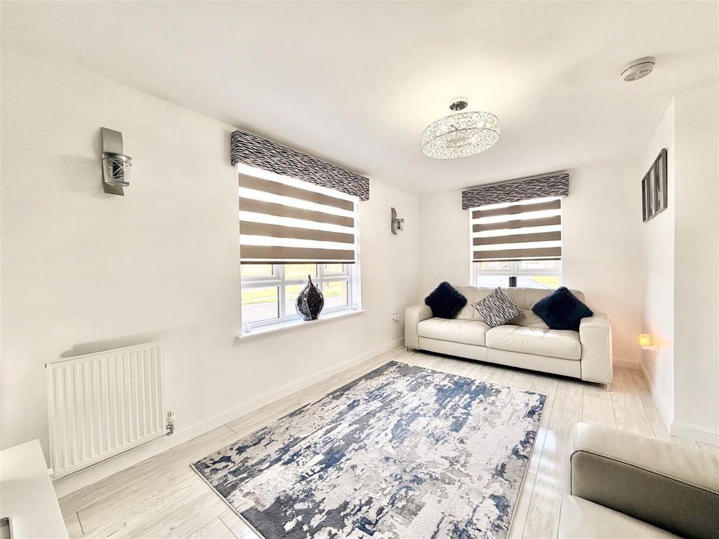 Property photo 3 of 18 Lounge