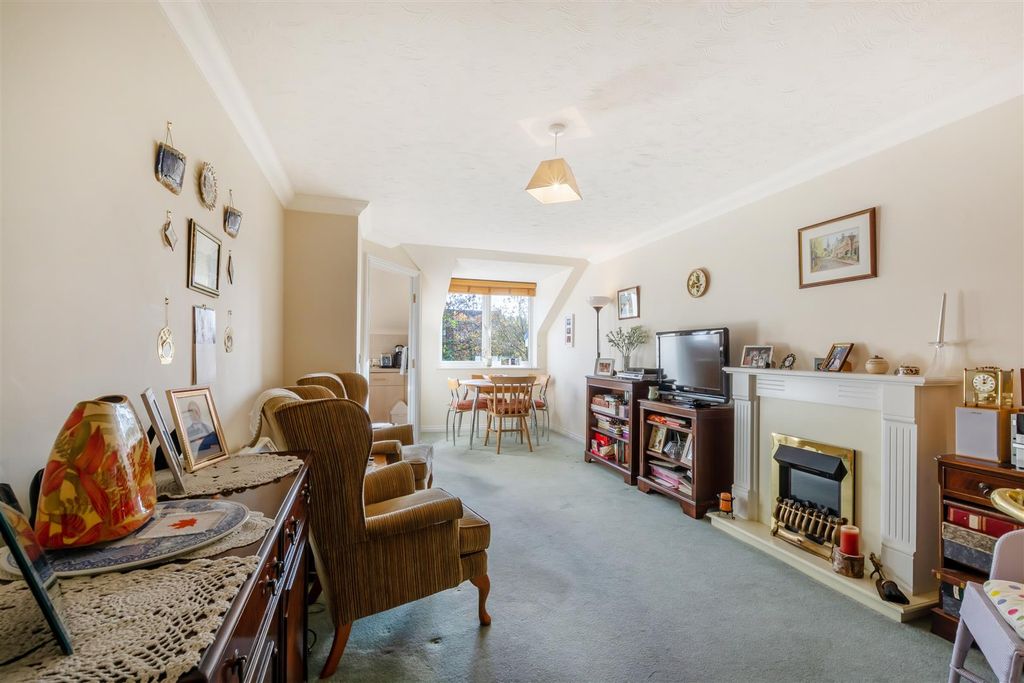Property photo 2 of 12 40 Hampton Lodge Sm2 5Ey-2.Jpg