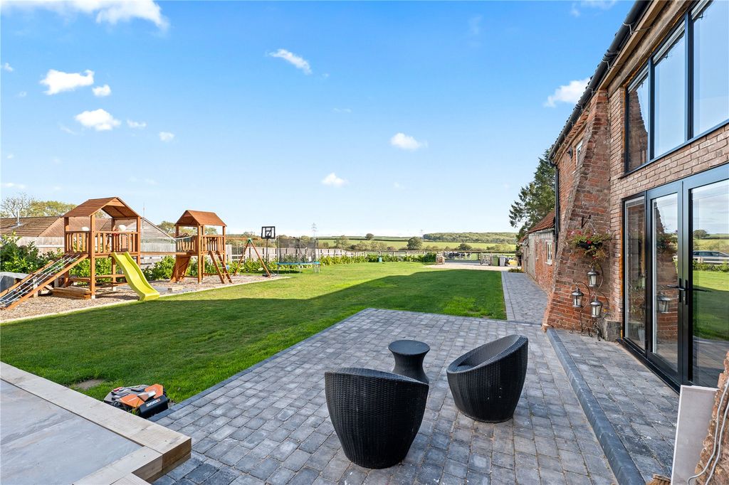 Property photo 2 of 37 Picture No. 14