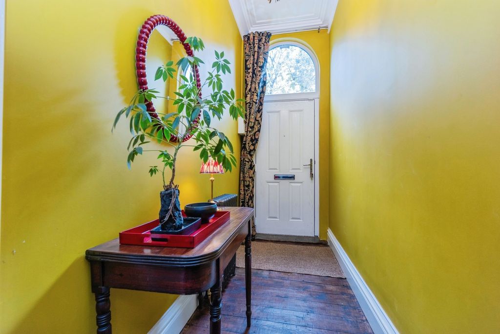 Property photo 2 of 18 Entrance Hall