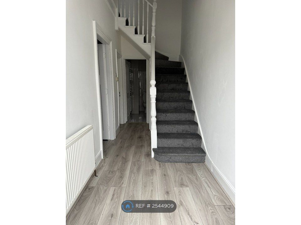 Property photo 2 of 9 Hallway