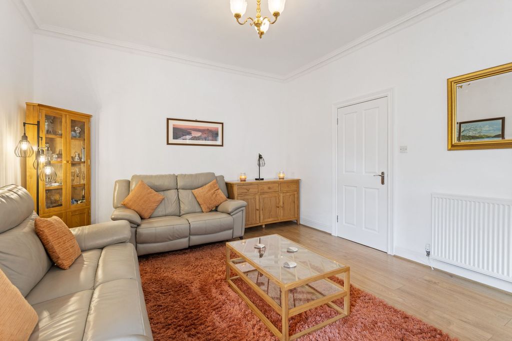 Property photo 3 of 31 Lounge