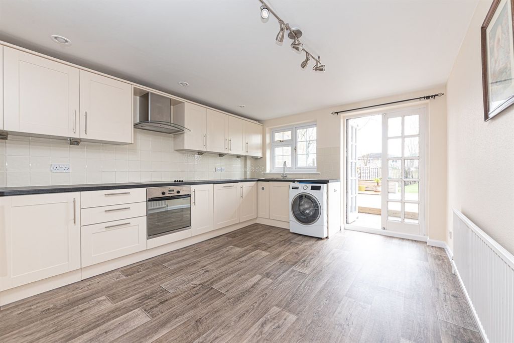 Property photo 2 of 11 Kitchen