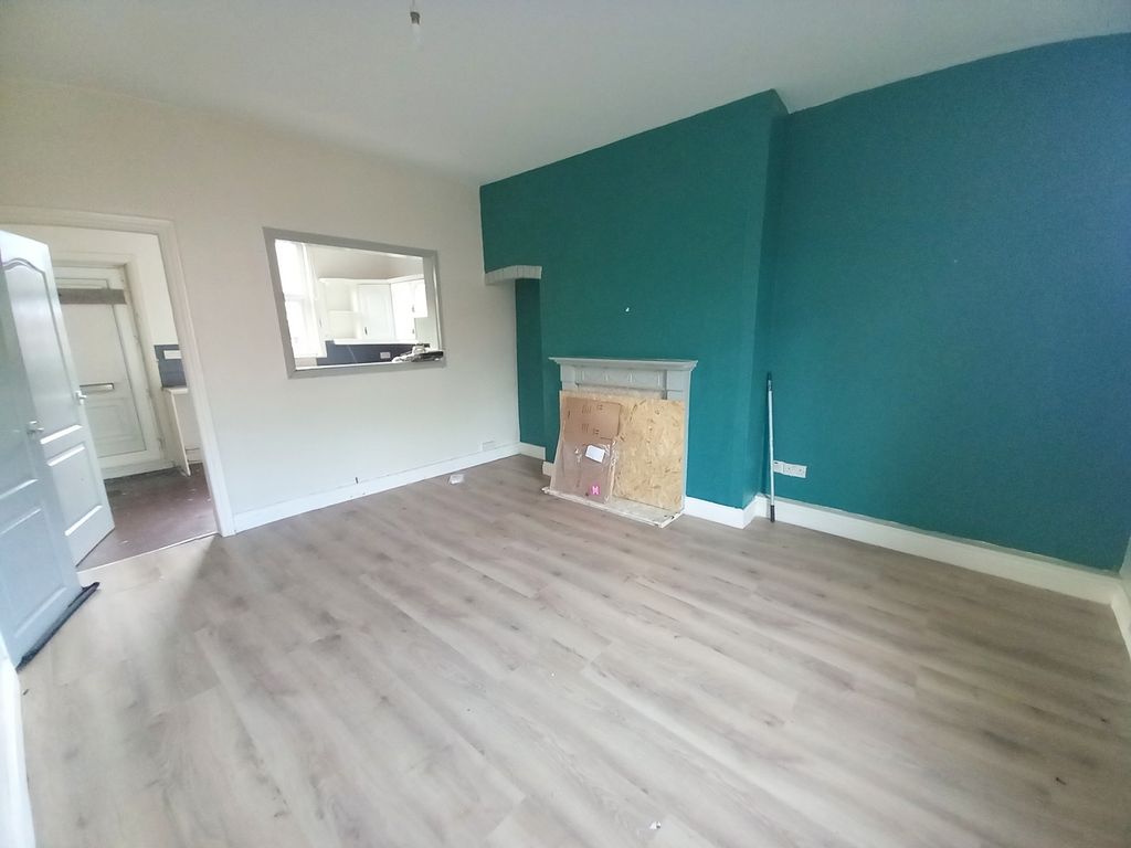 Property photo 2 of 8 Lounge