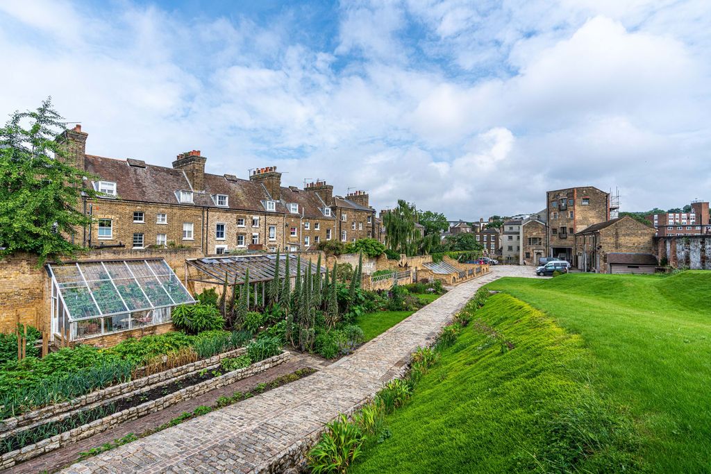 Property photo 2 of 20