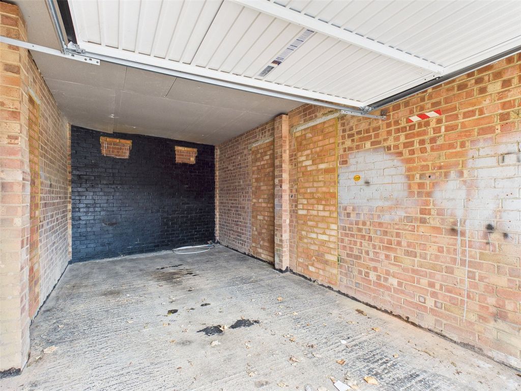 Property photo 1 of 6 Garage
