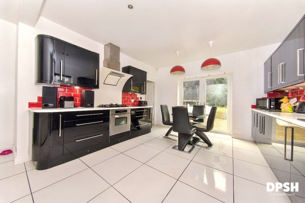 Property photo 2 of 27