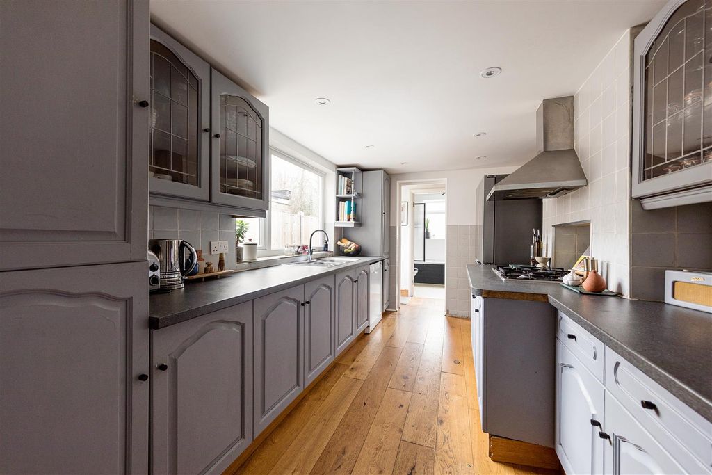 Property photo 3 of 48 Ridley Road E7