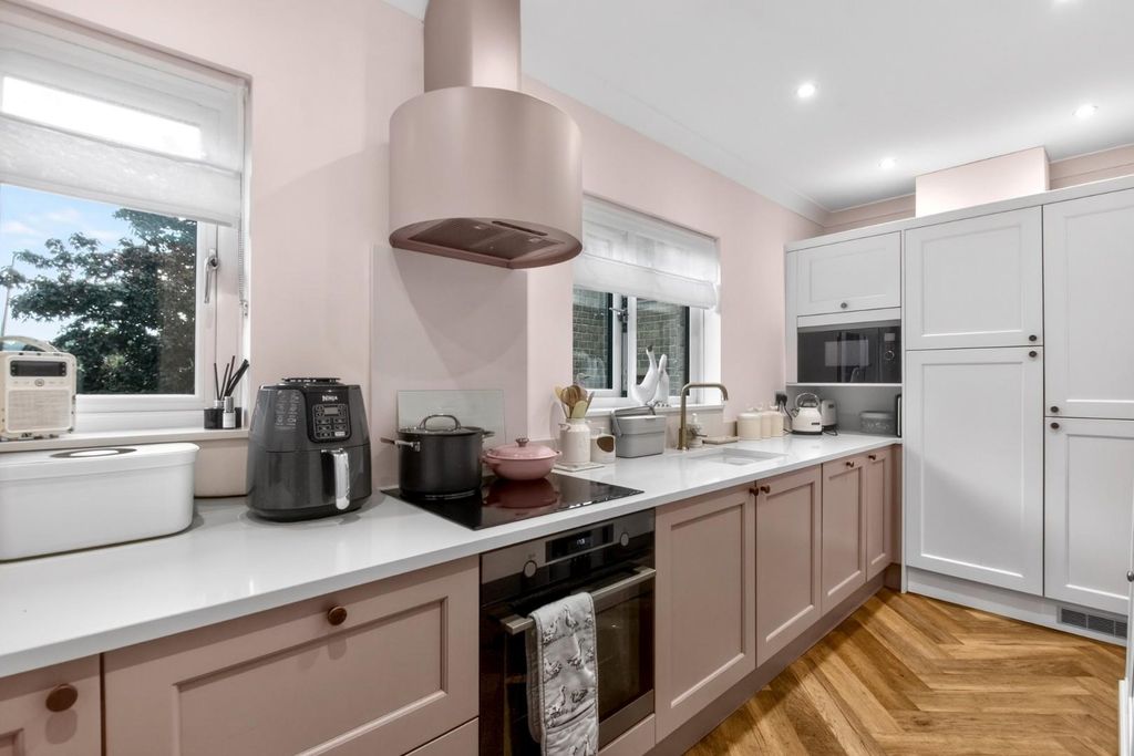 Property photo 3 of 15 18Radlynparkwestendave-2.Jpg