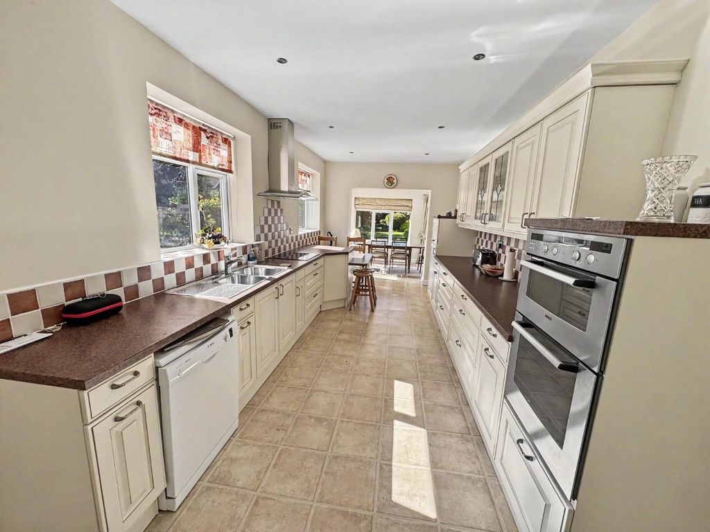 Property photo 2 of 33