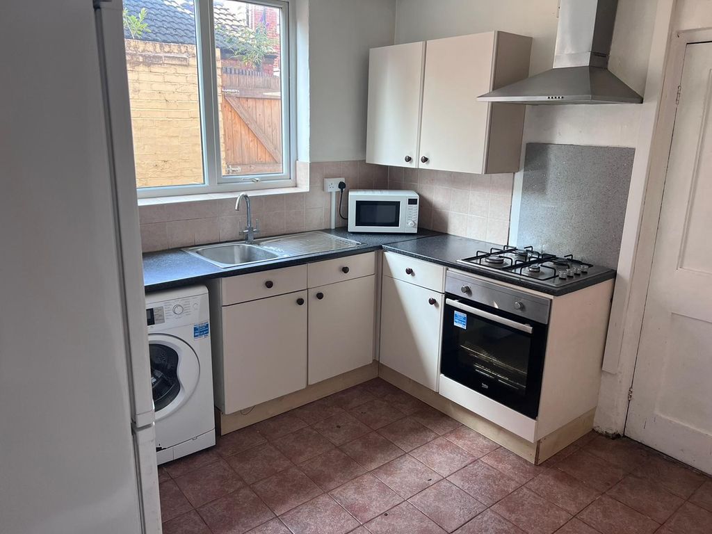 Property photo 2 of 7 Kitchen