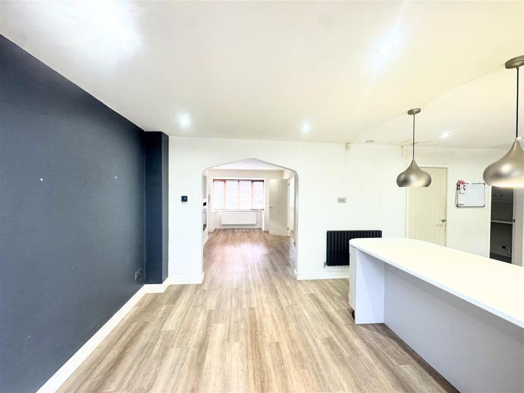 Property photo 2 of 15 0d07447B-3436-47F1-8d6A-552701Ccbec6.Jpg