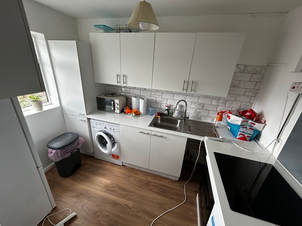 Property photo 2 of 6 Kitchen