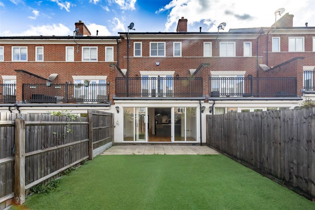 Property photo 2 of 30 27 Mowbray (26).Jpg