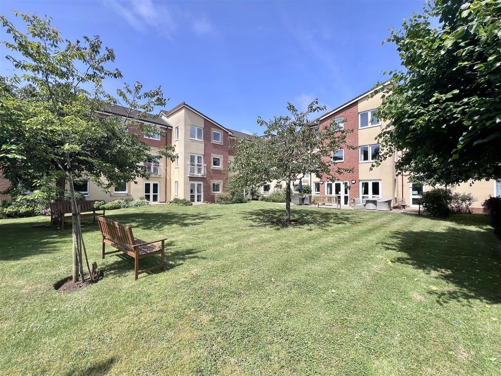 Property photo 2 of 20 Communal Garden