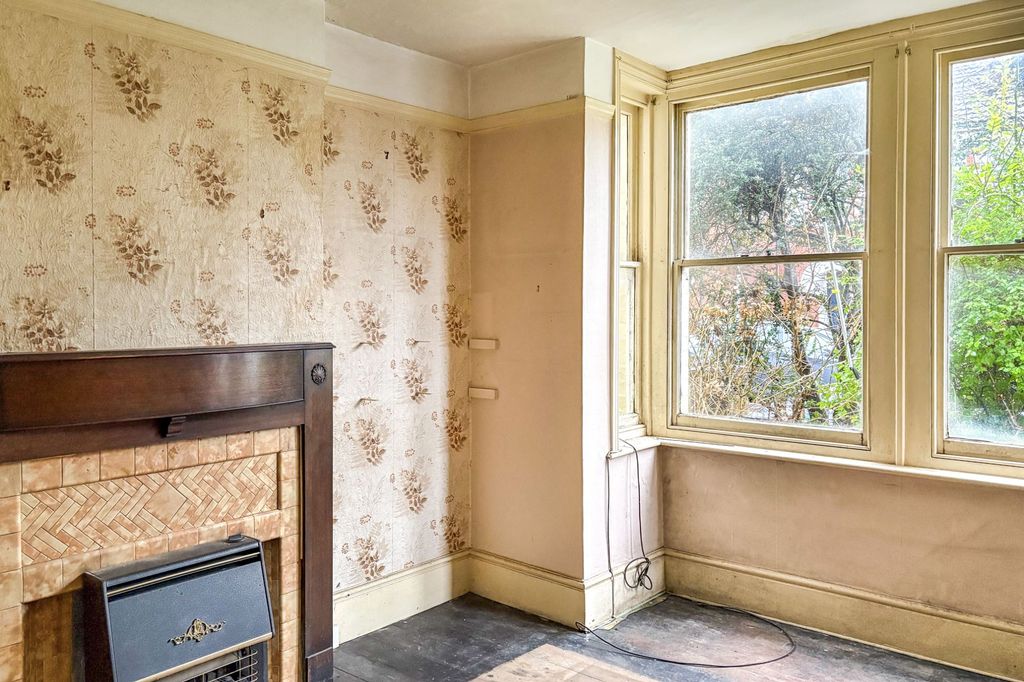 Property photo 2 of 19 35 Mabledon Road, Tonbridge, Tn9 2Tg