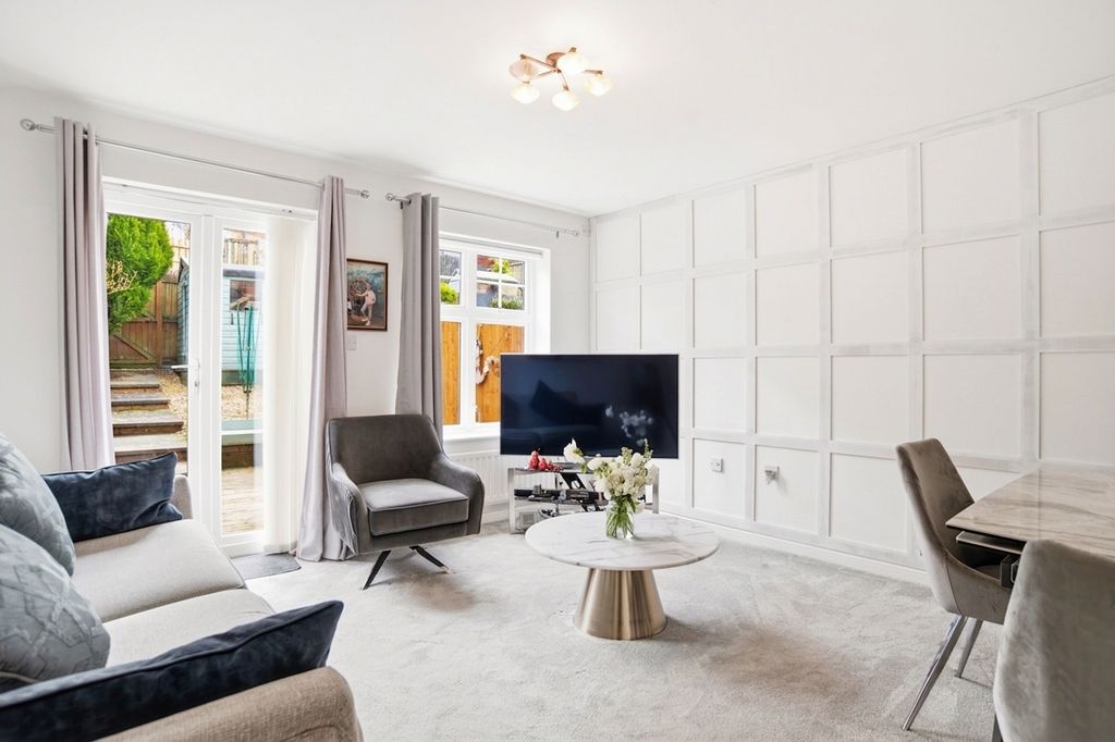 Property photo 1 of 16 Lounge