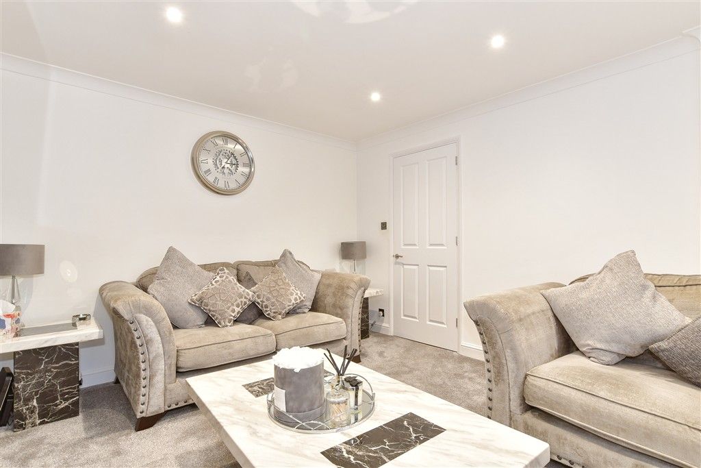 Property photo 3 of 13 Lounge