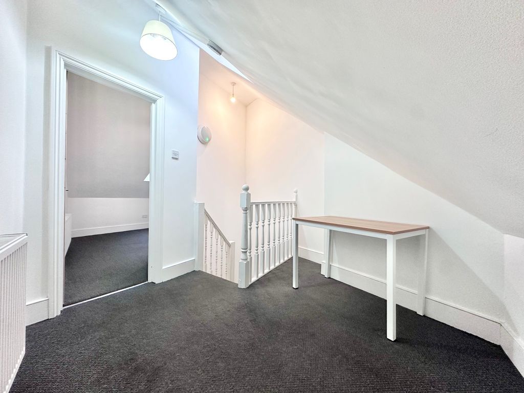 Property photo 2 of 9 Bedroom 4 Landing