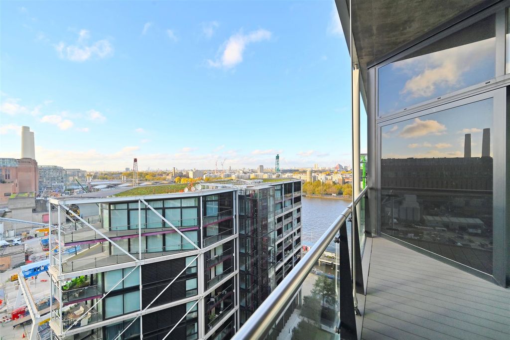 Property photo 1 of 18 124-4-Riverlight-Quay (12).Jpg