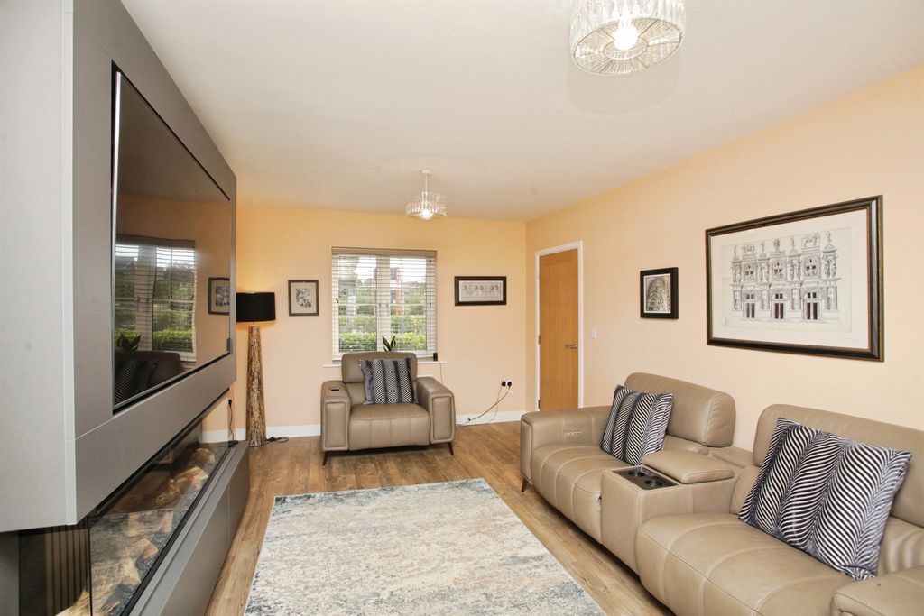 Property photo 3 of 27