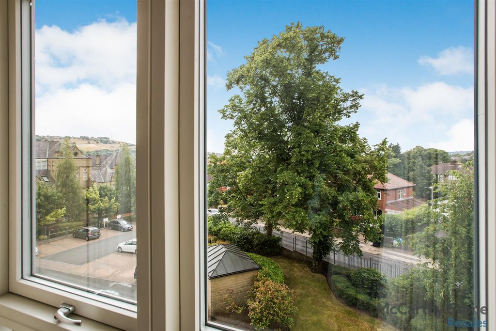Property photo 3 of 21 36_Trinity_Court_031.Jpg