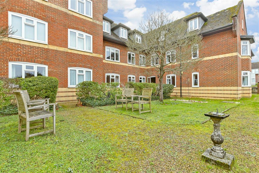 Property photo 3 of 12 Communal Gardens