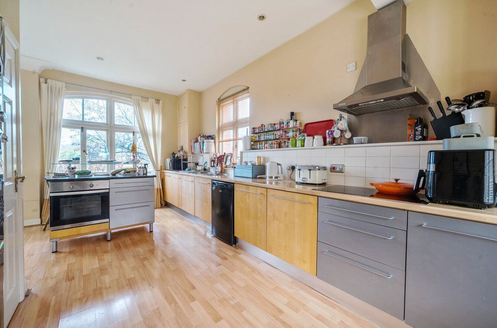 Property photo 3 of 10 Kitchen