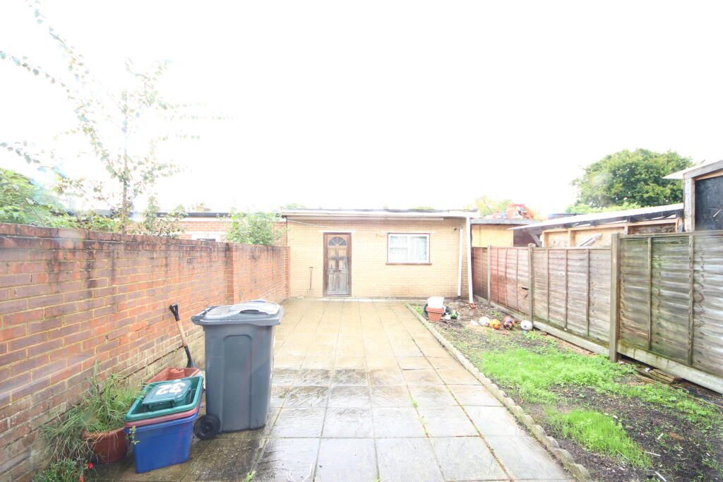 Property photo 3 of 8 Hounslow Garden