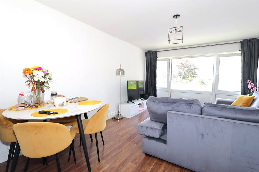 Property photo 3 of 12 Picture 3