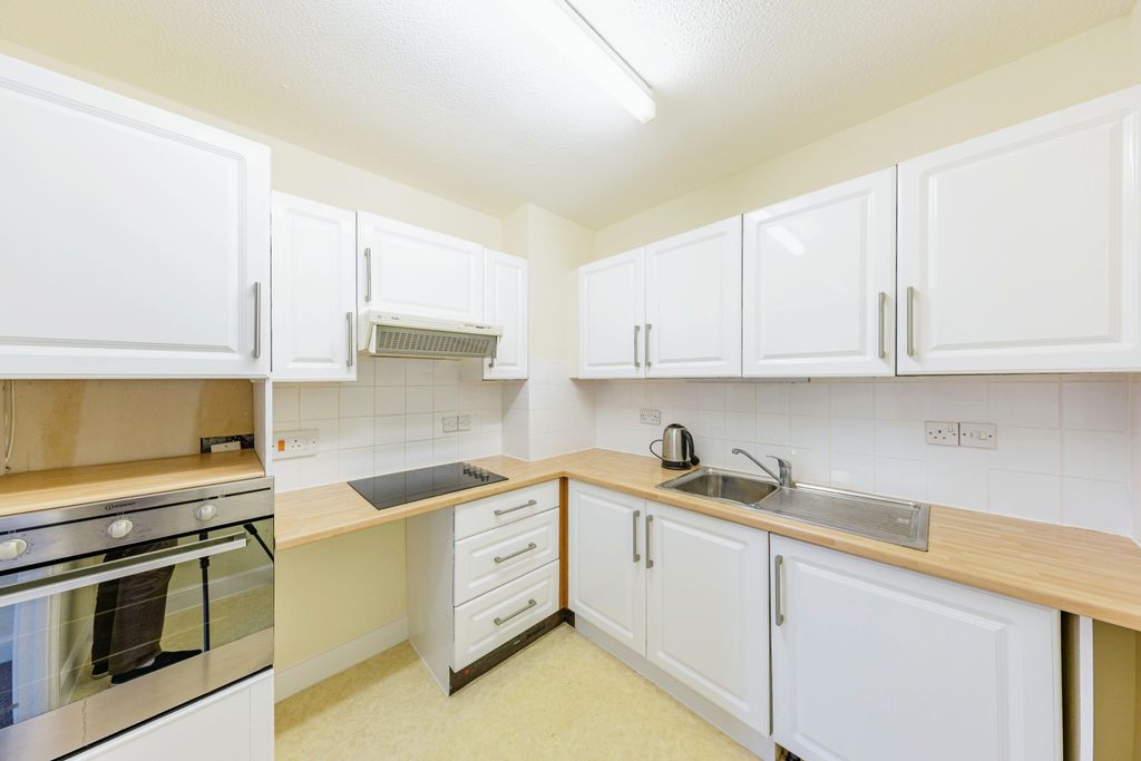 Property photo 2 of 10 Kitchen