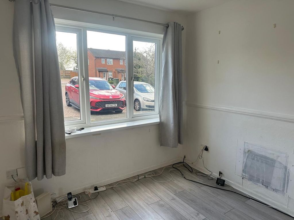 Property photo 3 of 11 Living Room