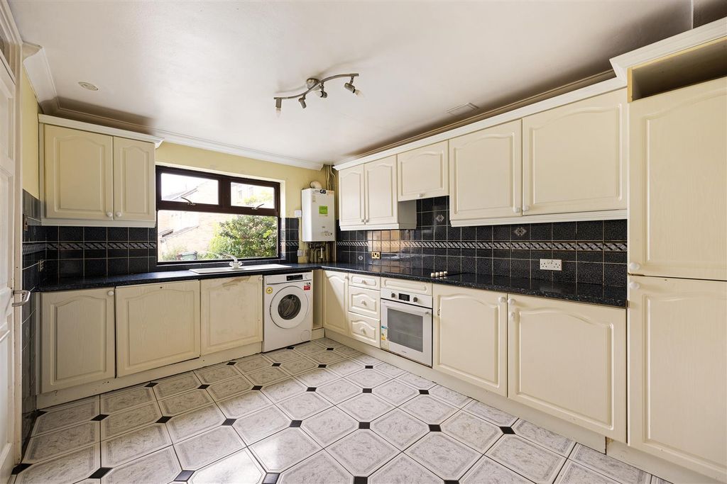 Property photo 2 of 20 Linnett Close, E4